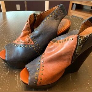 Adorable Lucky Brand Blue & Tan Leather Wedge Sandals.